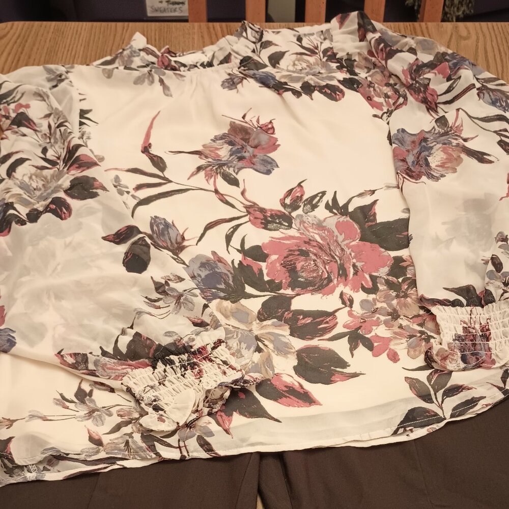 Love Wednesday Size XL Cream Floral Top (NWT)